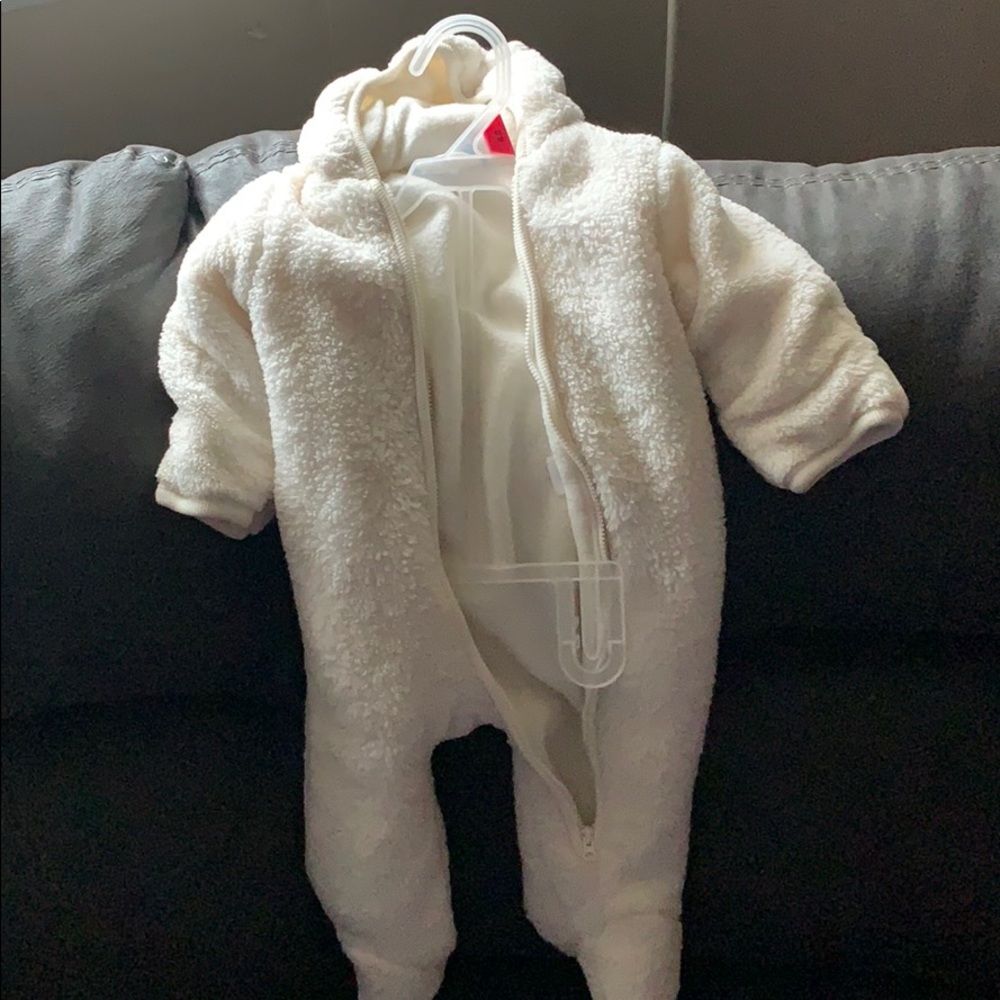 White snow suit unisex . 6-9 months